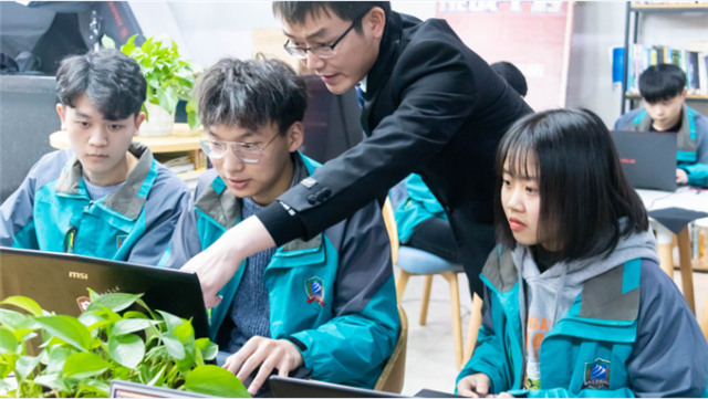 【媒体关注】新华学子带薪实训,边拿薪水边学习