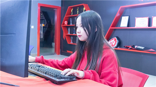 00后美少女来新华圆“动漫梦”