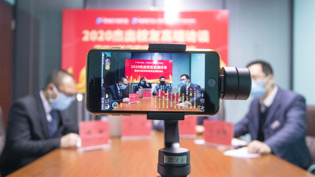 荣誉校友牵手母校,助力更多学子圆梦新华