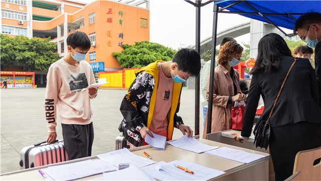 开学啦!四川新华迎来第一批返校学子