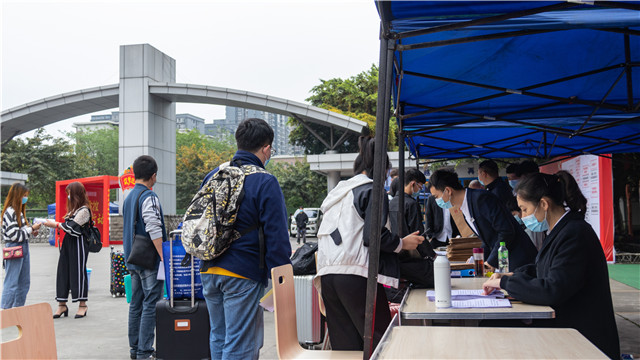 开学啦!四川新华迎来第一批返校学子