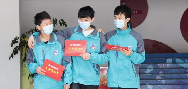 三人结伴来新华,老朋友再做新同学!