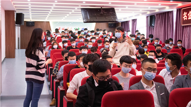 成都睿讯走进新华开展校园专场招聘会!