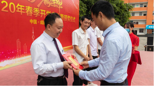 热烈祝贺张兴强老师荣获新华互联网科技十大匠师荣誉称号