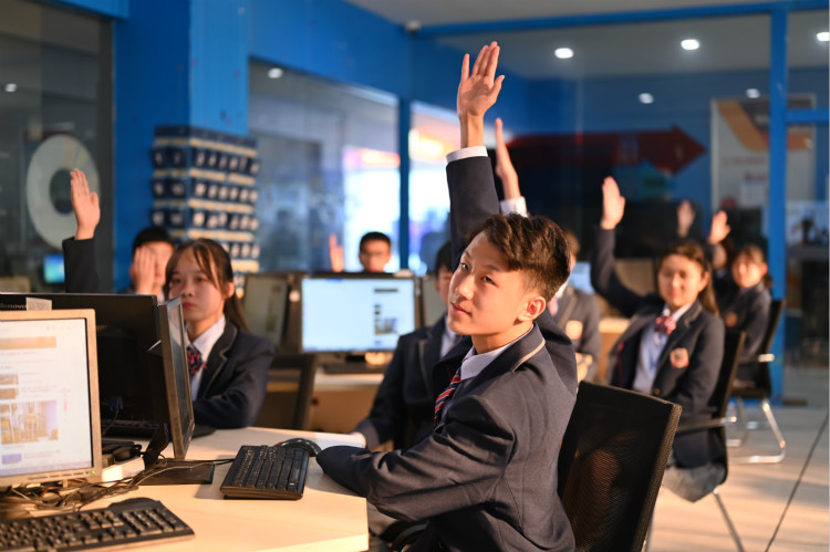 新华互联网科技携手名企,定向委培人才,让学生好就业、就好业!