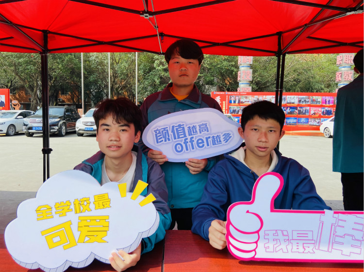 四川新华电脑学院双选会现场,人才争夺战正式打响!