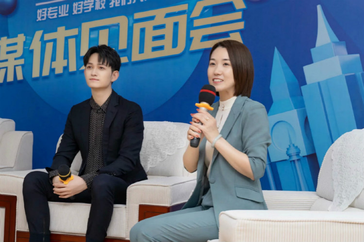 马可来新华重拾校园生活，青春“竞”是精彩！