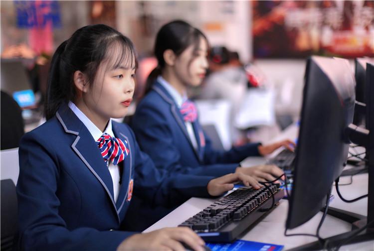 媒体关注:职业教育聚焦“真本事” 新华引路学子“好前程”