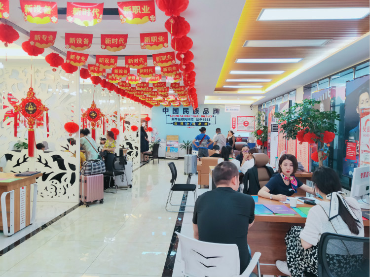 中高考出成绩了,如何选专业?四川新华报名火爆!