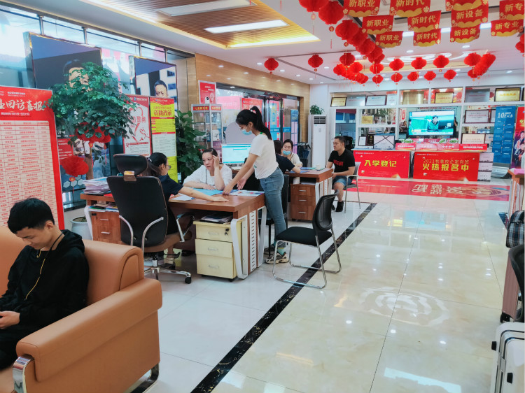 中高考出成绩了,如何选专业?四川新华报名火爆!