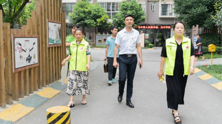 青春心向党 建党百年华诞|四川新华走访慰问老党员