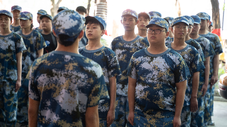 当你还在观望时,新华学子已经开始军训蓄势待发了