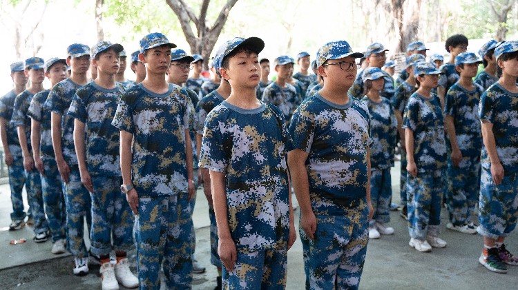 当你还在观望时,新华学子已经开始军训蓄势待发了