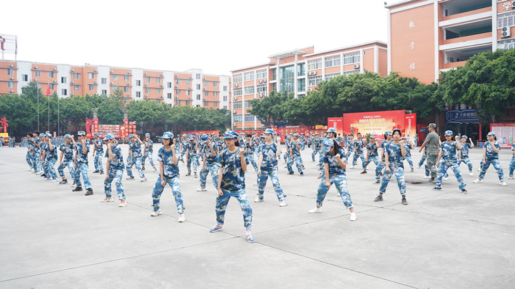 九月开学季|军训开启新华学子的第一课!