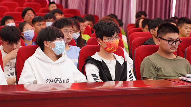 就业指导讲座|2022级新生就业指导进行时!