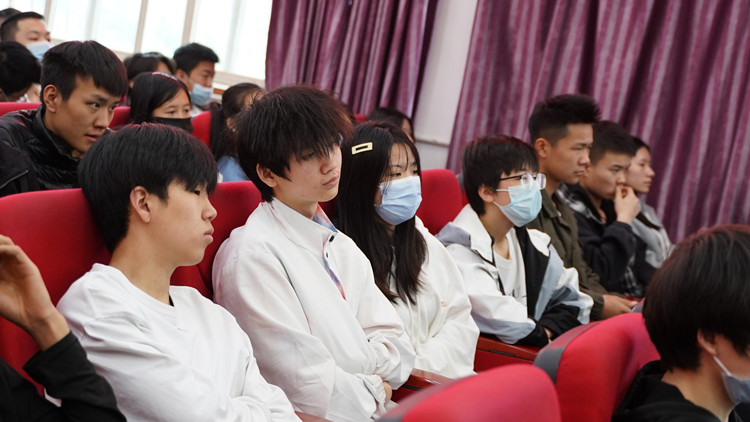 大咖新华行|四川小白球挥杆成就就业梦想