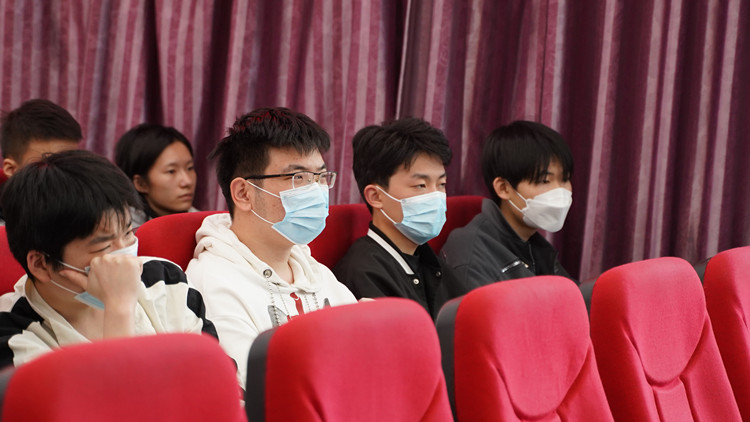 大咖新华行|四川小白球挥杆成就就业梦想
