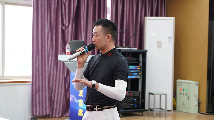 大咖新华行|四川小白球挥杆成就就业梦想