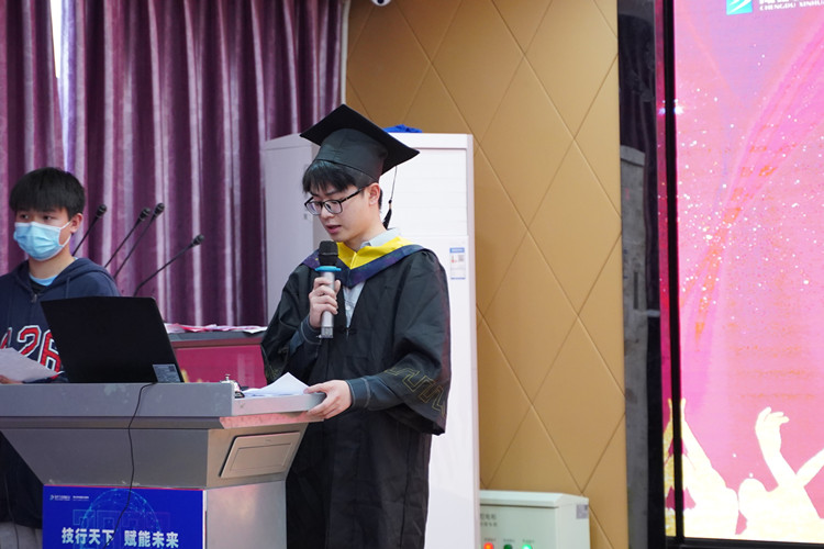 2022年春季毕业典礼暨优秀毕业生表彰大会圆满礼成