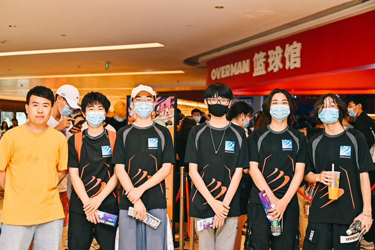 RNG三比二夺冠!电子竞技行业崛起