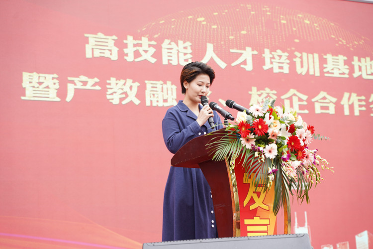 我校高技能人才培训基地揭牌暨校企签约活动成功举办