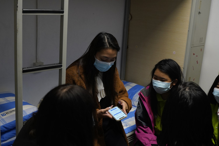 疫情赛风雪,师恩驻新华