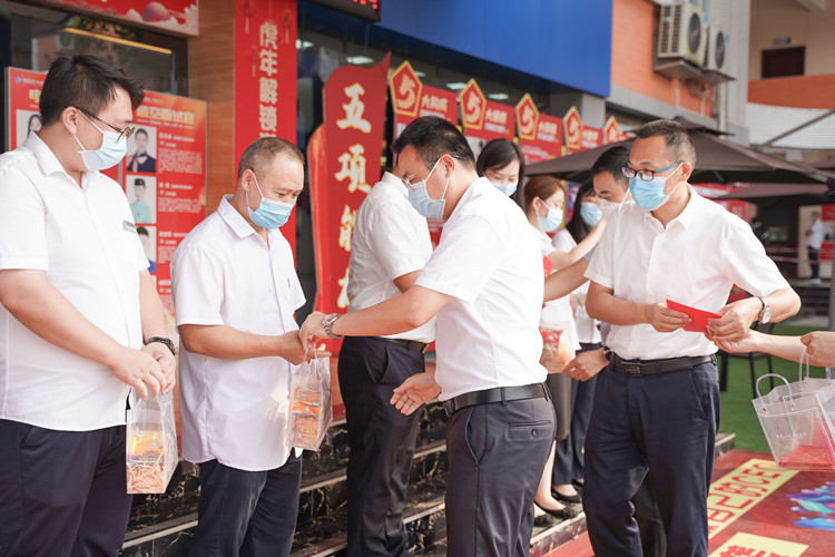 双节同庆,情满校园