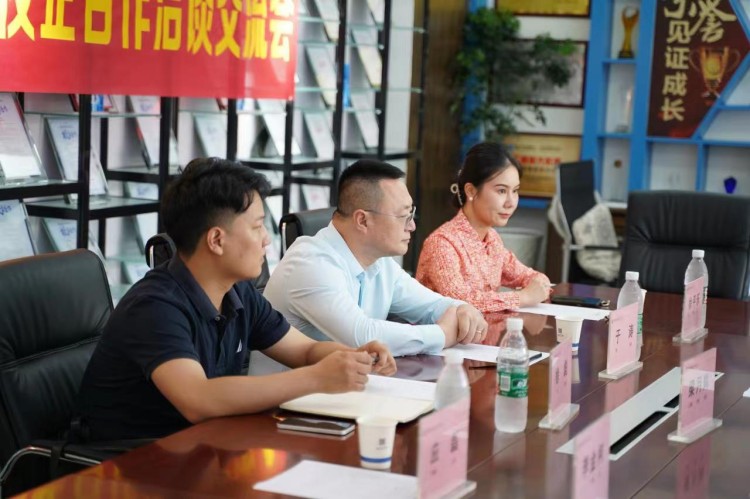 成都新华与新蔚航空开展校企合作交流会圆满举行