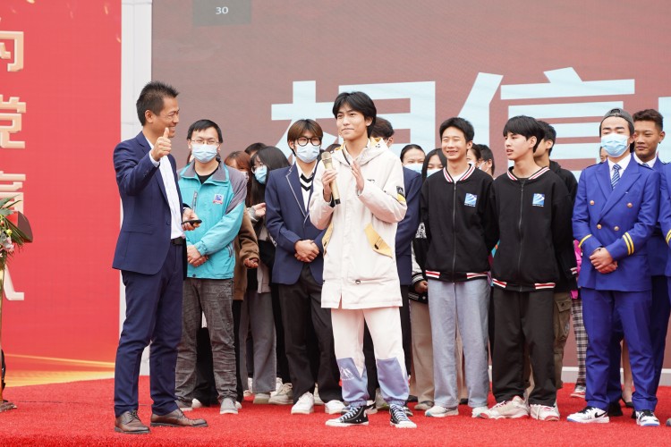 程龙老师新华“学生习惯养成教育”主题演讲