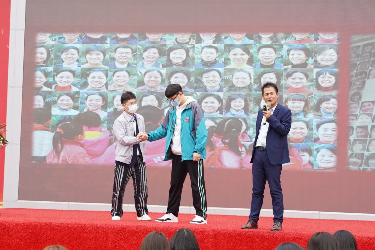 程龙老师新华“学生习惯养成教育”主题演讲