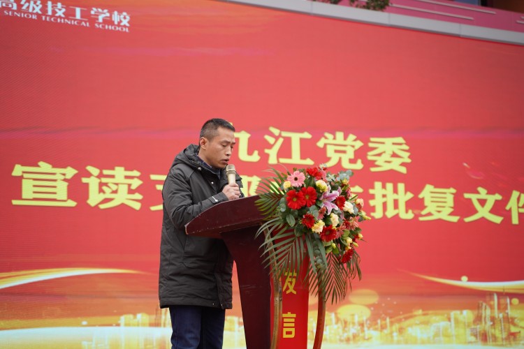 青春心向党!与新华新生团员一起见证这场授牌、揭牌仪式