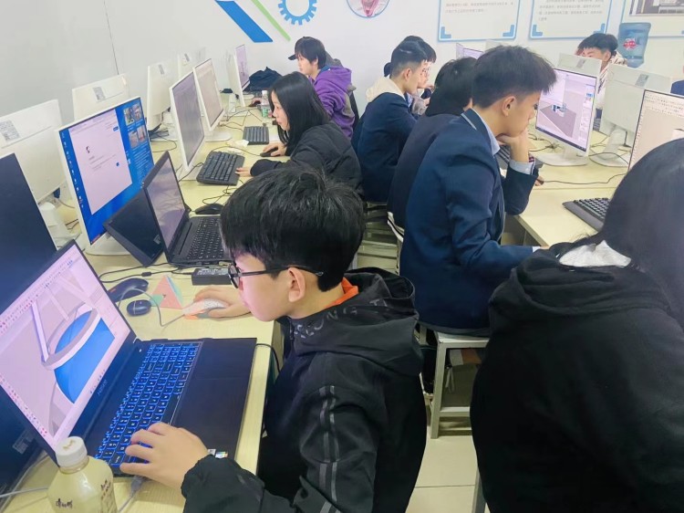 新华90后老师这样说:不以规矩,不成方圆