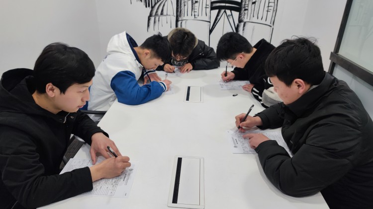 就业难度更升级!成都新华高级技工学校就业再争潮头