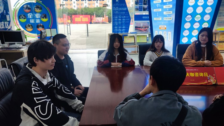 职引未来|成都新华高级技工学校专场招聘会全面开花