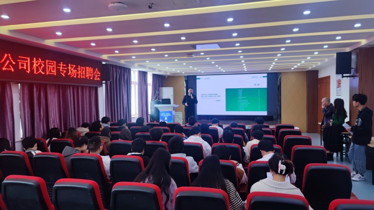 职引未来|成都新华高级技工学校专场招聘会全面开花