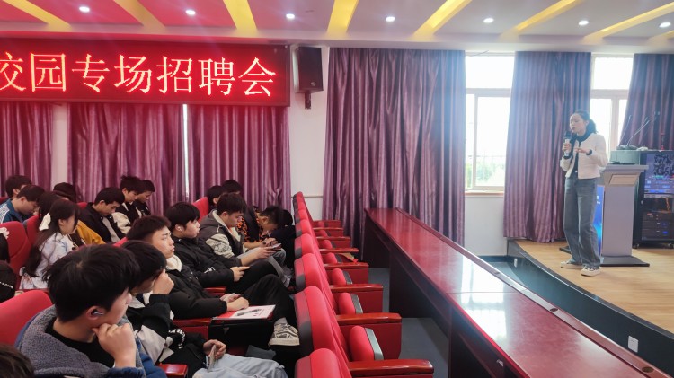 职引未来|成都新华高级技工学校专场招聘会全面开花