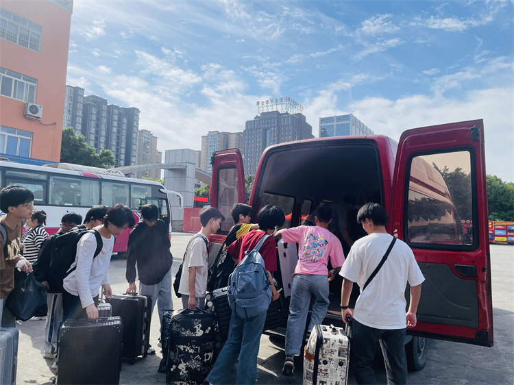 不负韶华,再攀高峰!新华京东社会实践欢送会