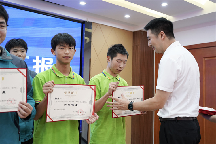 凝心聚力,收获硕果|成都新华毕业阶段答辩圆满礼成