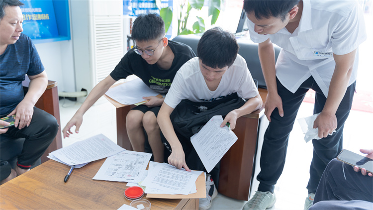 同成长,齐奋进!自贡双胞胎兄弟双双报考成都新华