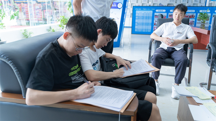 同成长,齐奋进!自贡双胞胎兄弟双双报考成都新华