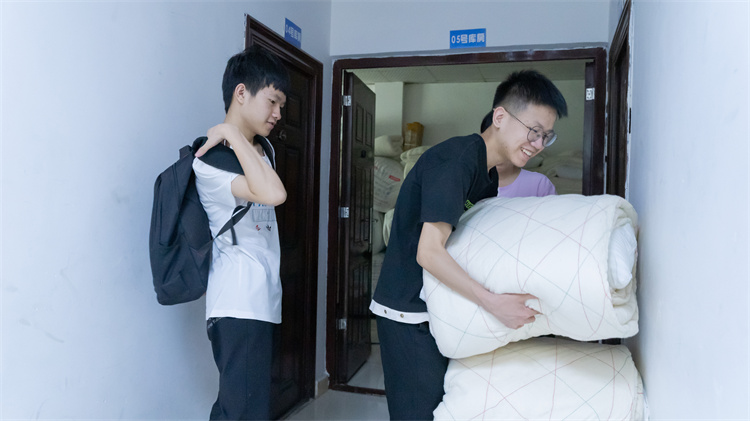 同成长,齐奋进!自贡双胞胎兄弟双双报考成都新华