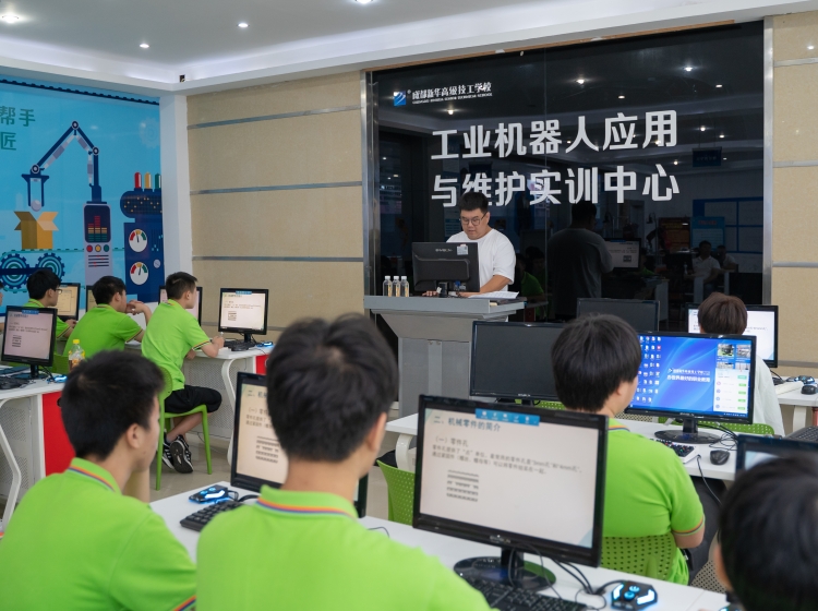<b>成都新华工业机器人暑期夏令营,开营！</b>