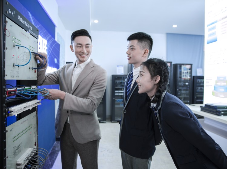<b>双向奔赴！成都新华产教融合谱写新篇章</b>