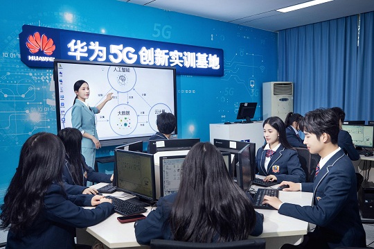 <b>与时代同跨越 | 新华电脑教育35年品质办学，培养一代代IT高技能人才</b>