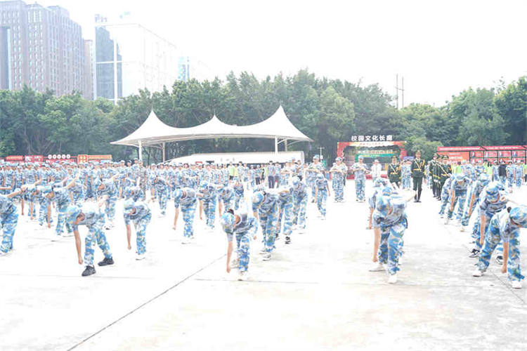 强国复兴有我——2023四川新华电脑学校秋季军训汇演圆满落幕