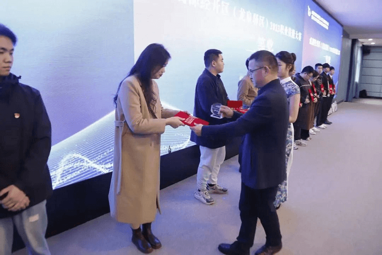 获奖+1!!成都新华老师又又又获奖啦!