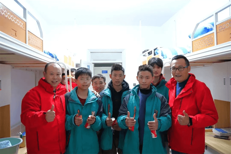 成都新华2024年春季首批新生入学教育