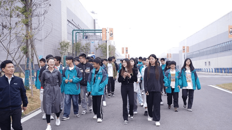名企研学游—成都新华学子走进格力!