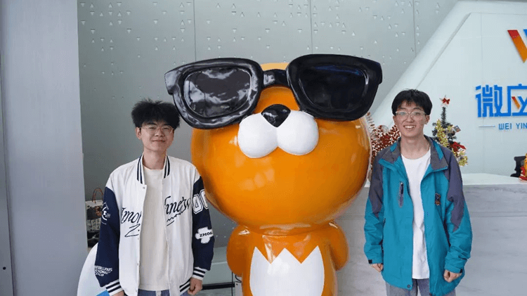 名企研学游—成都新华学子走进微应互动