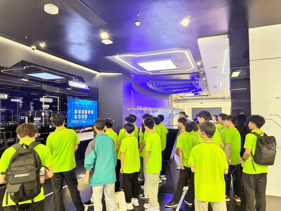 2024成都新华首批新生夏令营活动开营